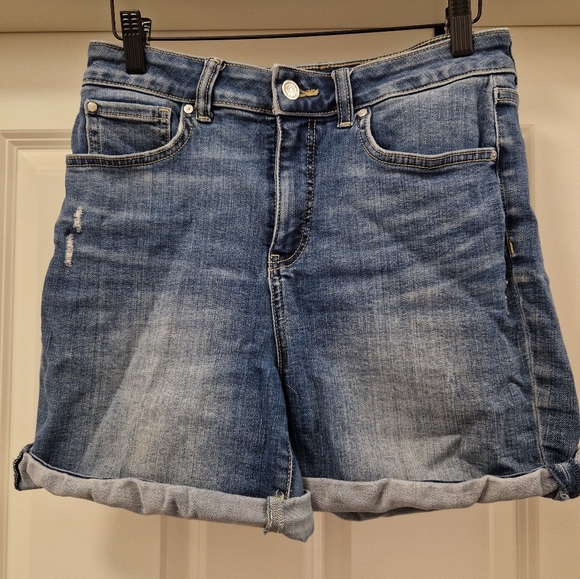 Stretchy shorts, wear straight or rolled up - Picture 2 of 3
